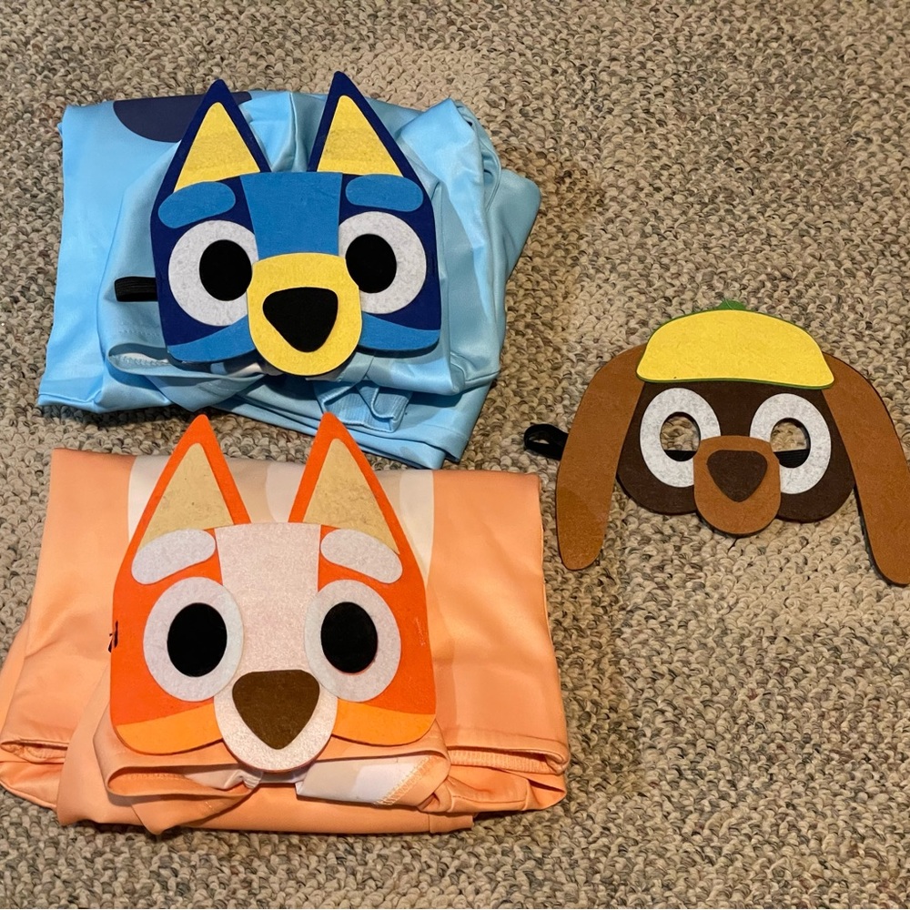 Bluey & Bingo costumes 3T and snickers mask
